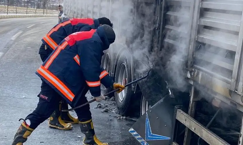 Van'da seyir halindeki tırın lastikleri yandı
