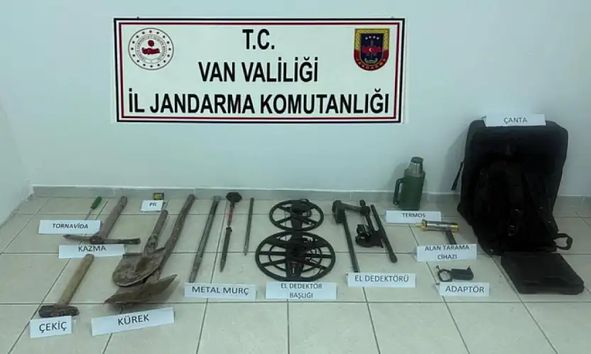 Van'da tarihi kale yakınında kazı yapan 2 kişi yakalandı