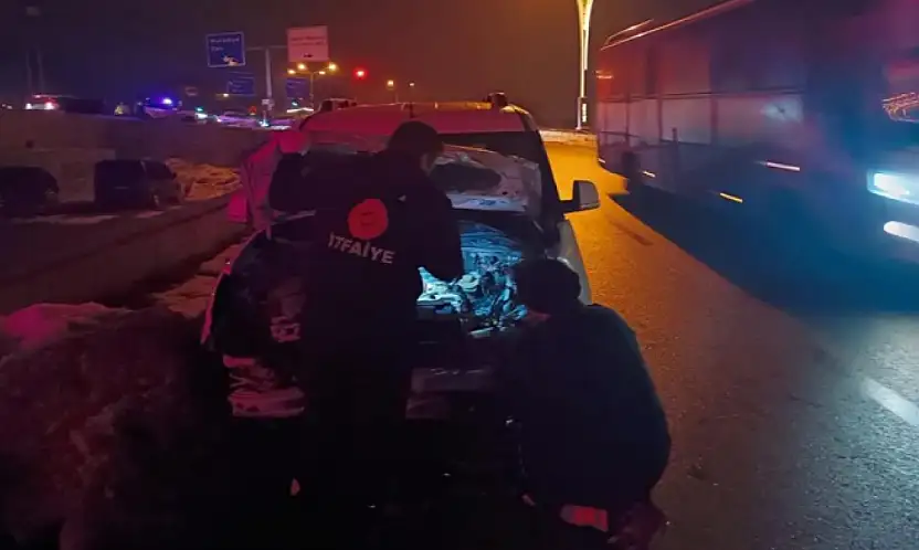 Van'da trafik kazası: Kamyonet ile otomobil çarpıştı