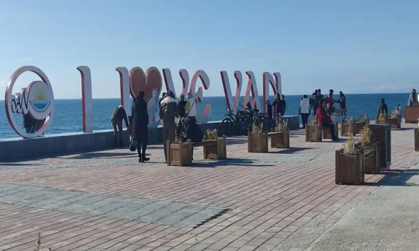 Van'da vatandaşlar sahile akın etti