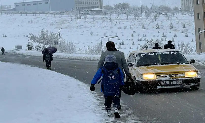 Van'da yoğun kar yağışı: Uçak seferleri rötar yaptı