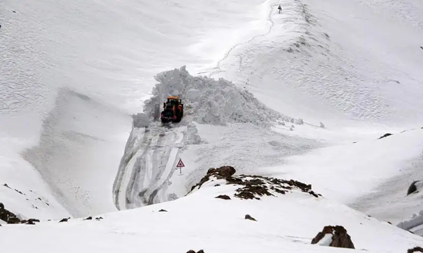 Van'da yoğun kar yağışı ve eğimli alanlar çığ riskini artırıyor