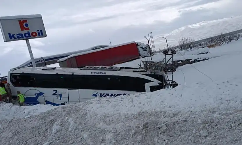 Van'da yolcu otobüsü direğe çarparak durabildi