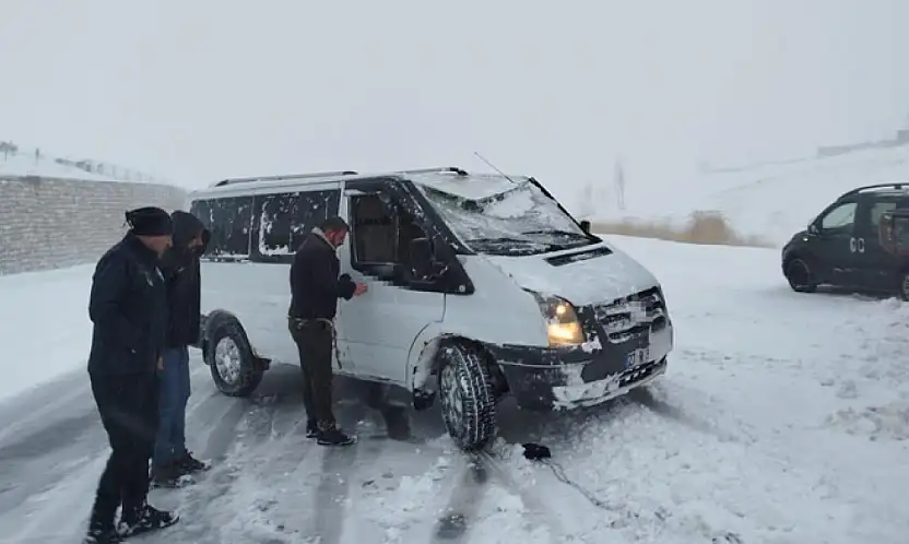 Van'da yoldan çıkan minibus kara saplandı