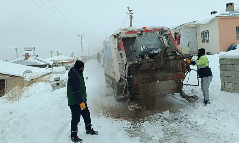 Van'da zorlu hava şartlarına rağmen temizlik çalışmaları aksamıyor