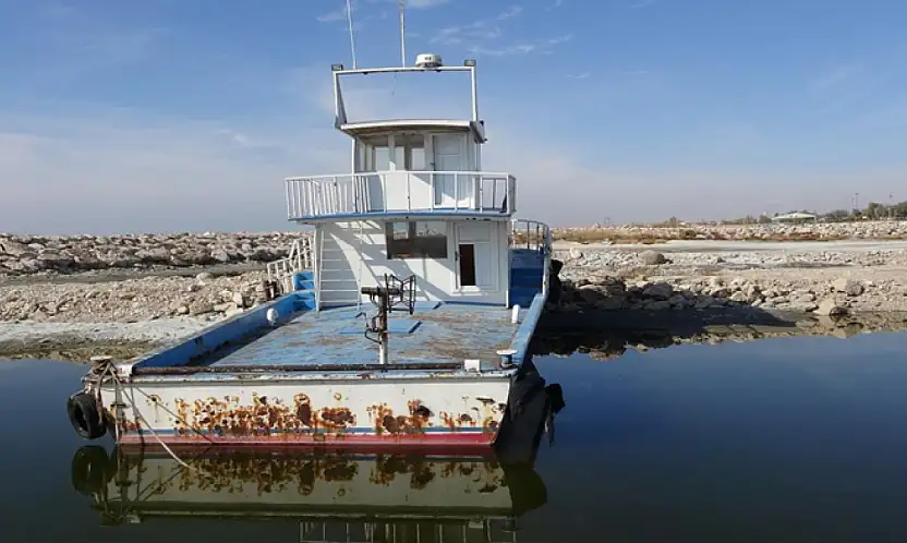 Van Gölü çekilince balıkçı limanları karaya döndü