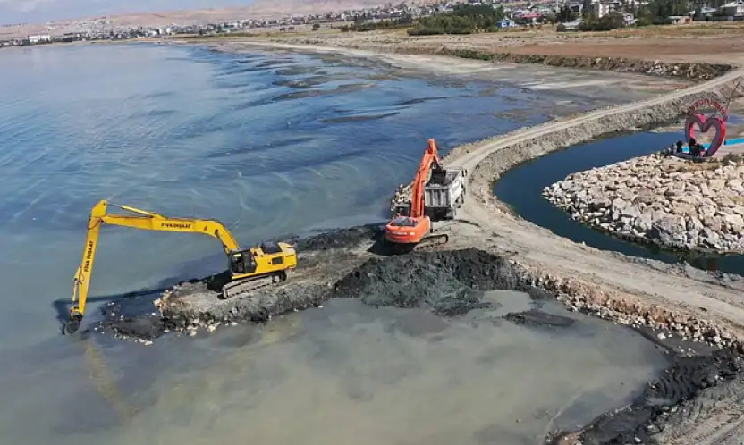 Van Gölü'nde dip çamuru temizliği sürüyor