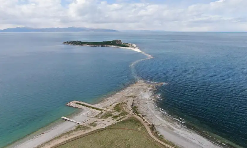 Van Gölü'nde su seviyesi düşmeye devam ediyor