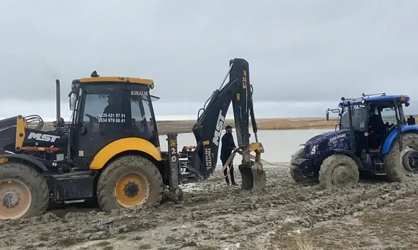 Van Gölü sahilinde çamura saplanan traktör kepçe ile kurtarıldı