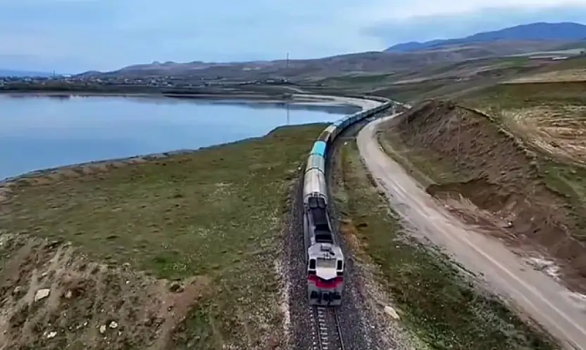 Van-İran treni kartpostallık görüntüler oluşturuyor