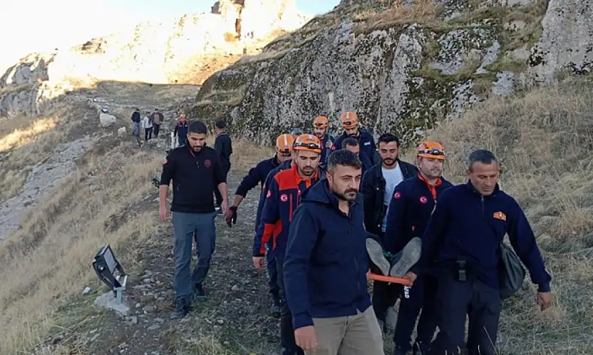 Van Kalesi'nden düşen kişi ağır yaralandı