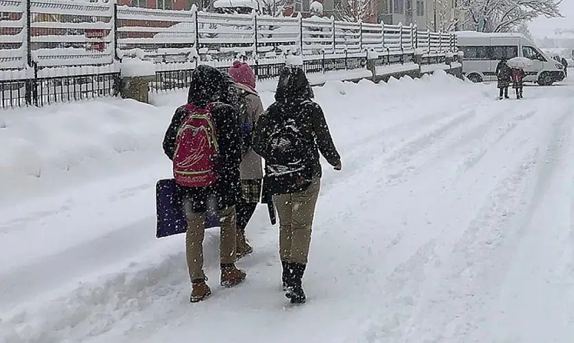 Van Muradiye'de eğitime kar engeli