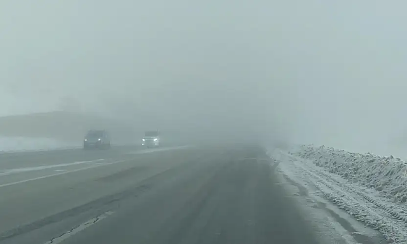 Van-Özalp kara yolunda sis görüş mesafesini düşürdü