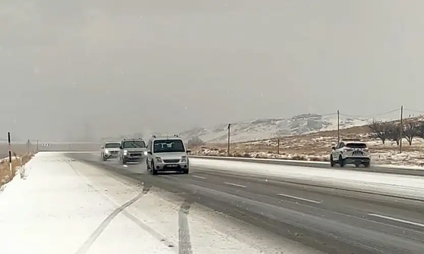 Van-Özalp yoluna dolu yağışı