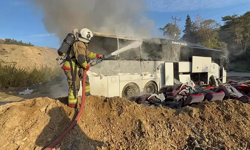 Van yolcu otobüsü alevlere teslim oldu