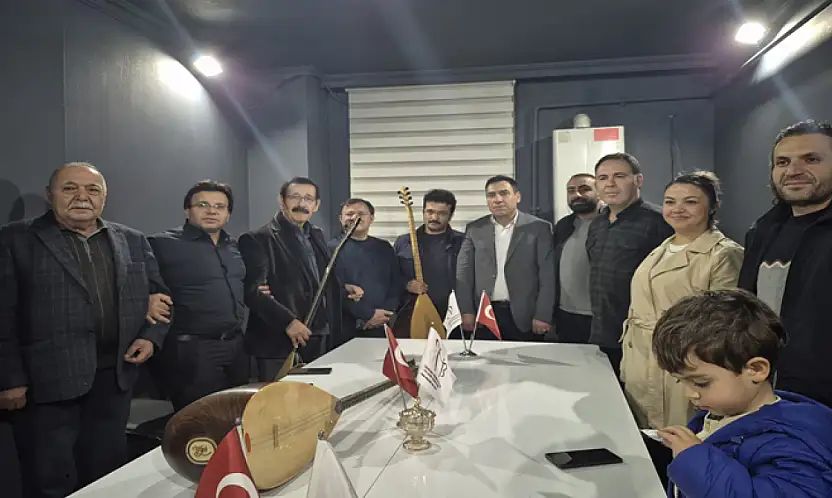 Vanlı âşık ve ozanlar çiğ köfteli etkinlikte bir araya geldi