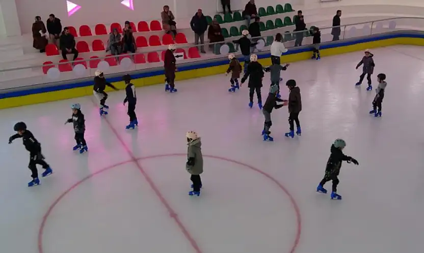 Vanlı çocuklardan buz pateni pistine yoğun ilgi