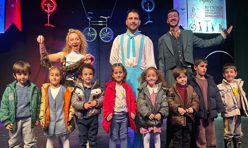 Vanlı kreş öğrencilerine akrobasi gösterisi izletildi