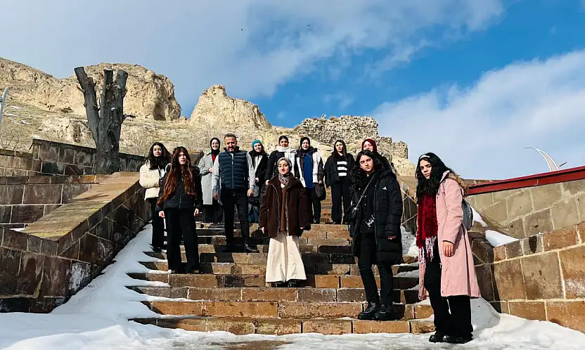 Vanlı öğrenciler maziden atiye projesi kapsamında Ahlat'ta