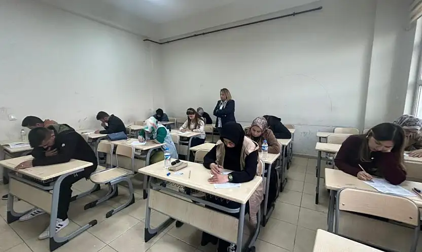 Vanlı öğrenciler ve yetişkinler kitap okuma yarışmasında buluştu