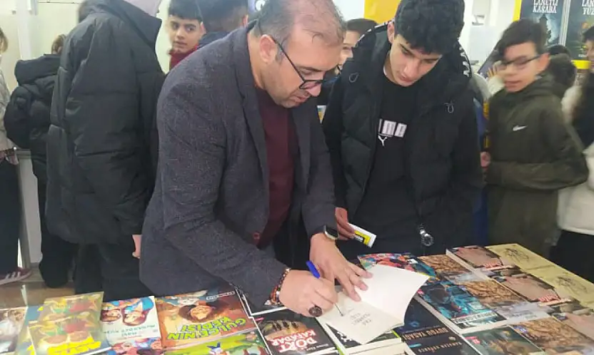 Vanlı yazar Yaşar Adıyaman, Ankara Pursaklar Kitap Fuarı'nda okurlarıyla buluştu