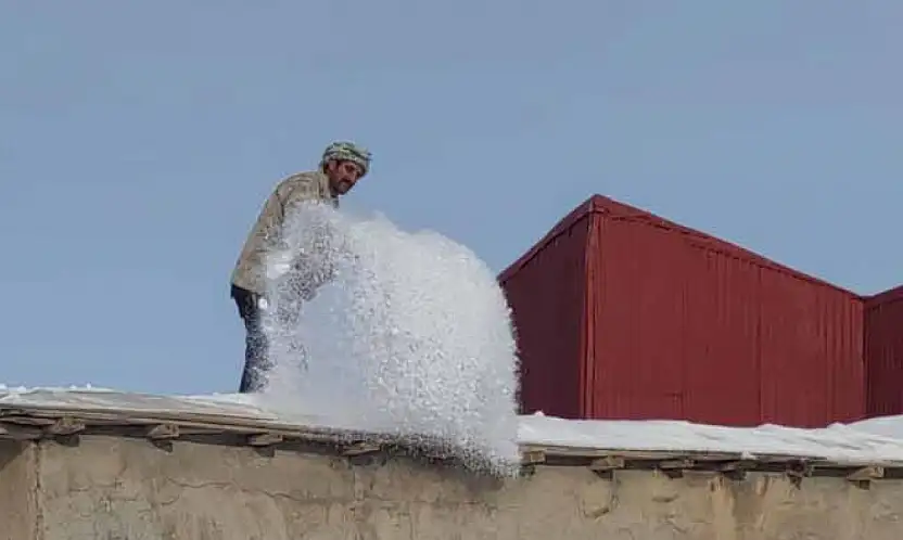 Vatandaşlar damlarda kar temizlemeye başladı