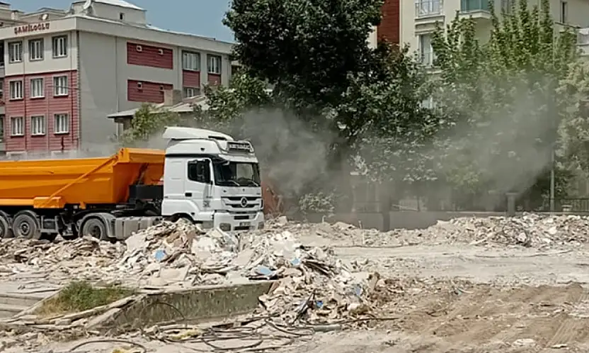 Vatandaşlardan ilkel yıkım tepkisi: Mahalle toz bulutu altında kaldı