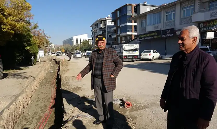 VEDAŞ'ın günlerce açık bıraktığı çukurlar kazalara davetiye çıkarıyor