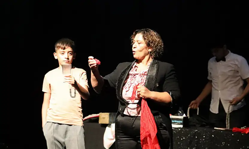 Yaz spor okullarındaki öğrencilere sihirbazlık gösterisi