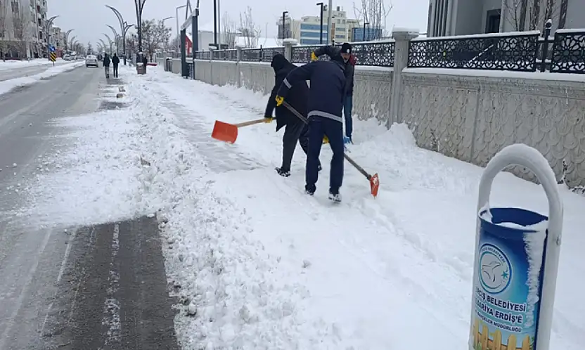 Yoğun kar yağışı sonrası Erciş'te yollar açılıyor