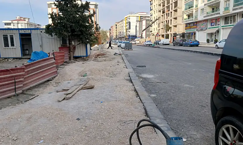 Yol çalışmaları tamamlandı, bazı kaldırımlar henüz tamamlanamadı