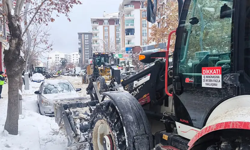 Yol kenarına park eden araçlar karla mücadeleyi olumsuz etkiliyor