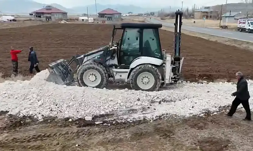 Yukarı Işıklı Mahallesinde yol onarım çalışmaları aralıksız sürdürülüyor