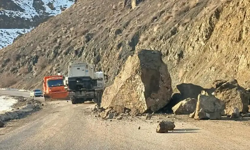 Yüksekova–Van yolunda dev kaya parçaları yola düştü