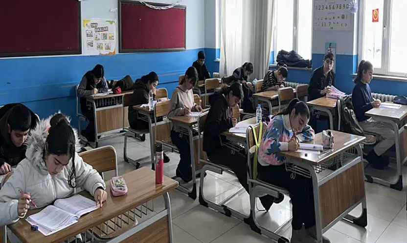 Yunus Emre Ortaokulu'nda Etüt Van deneme sınavına yoğun katılım