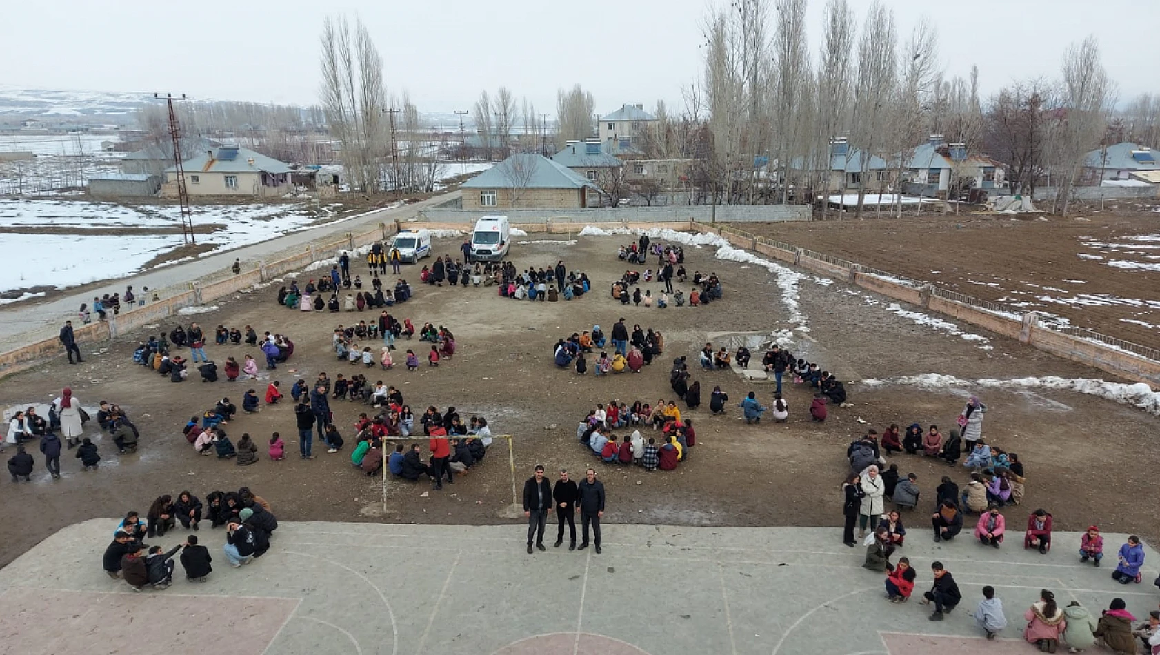 Van'da öğrenci ve öğretmenlerle deprem tatbikatı yapıldı