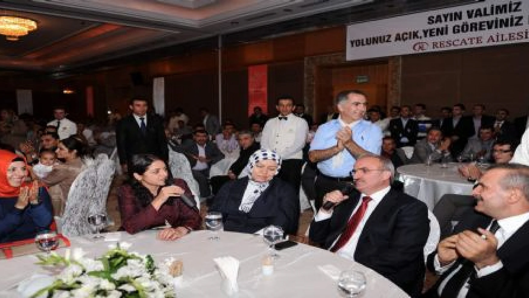Milletvekili Valiyi  Kürtçe Türküyle Yolculadı