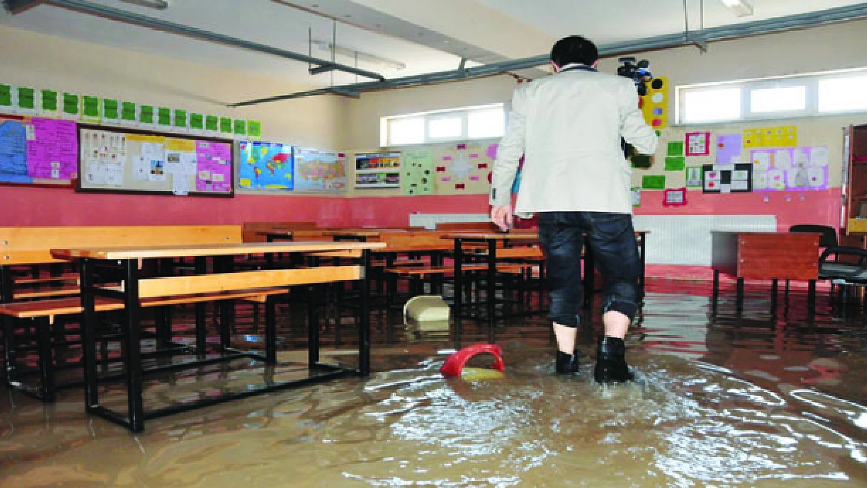 Yağmur okul ve iş yerlerini su altında bıraktı