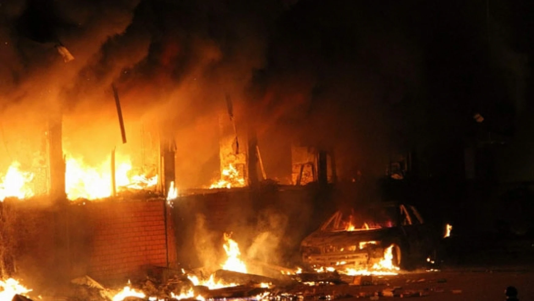 Van'da Bir Market Ateşe Verildi