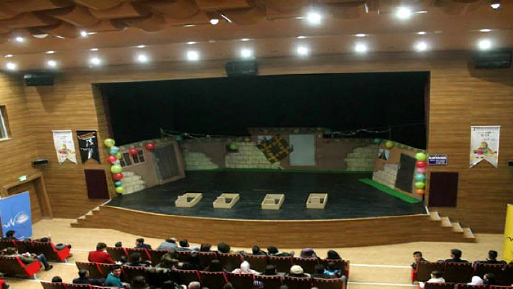 Büyükşehir Tiyatro Salonu Kürtçe Oyunla  Açıldı 