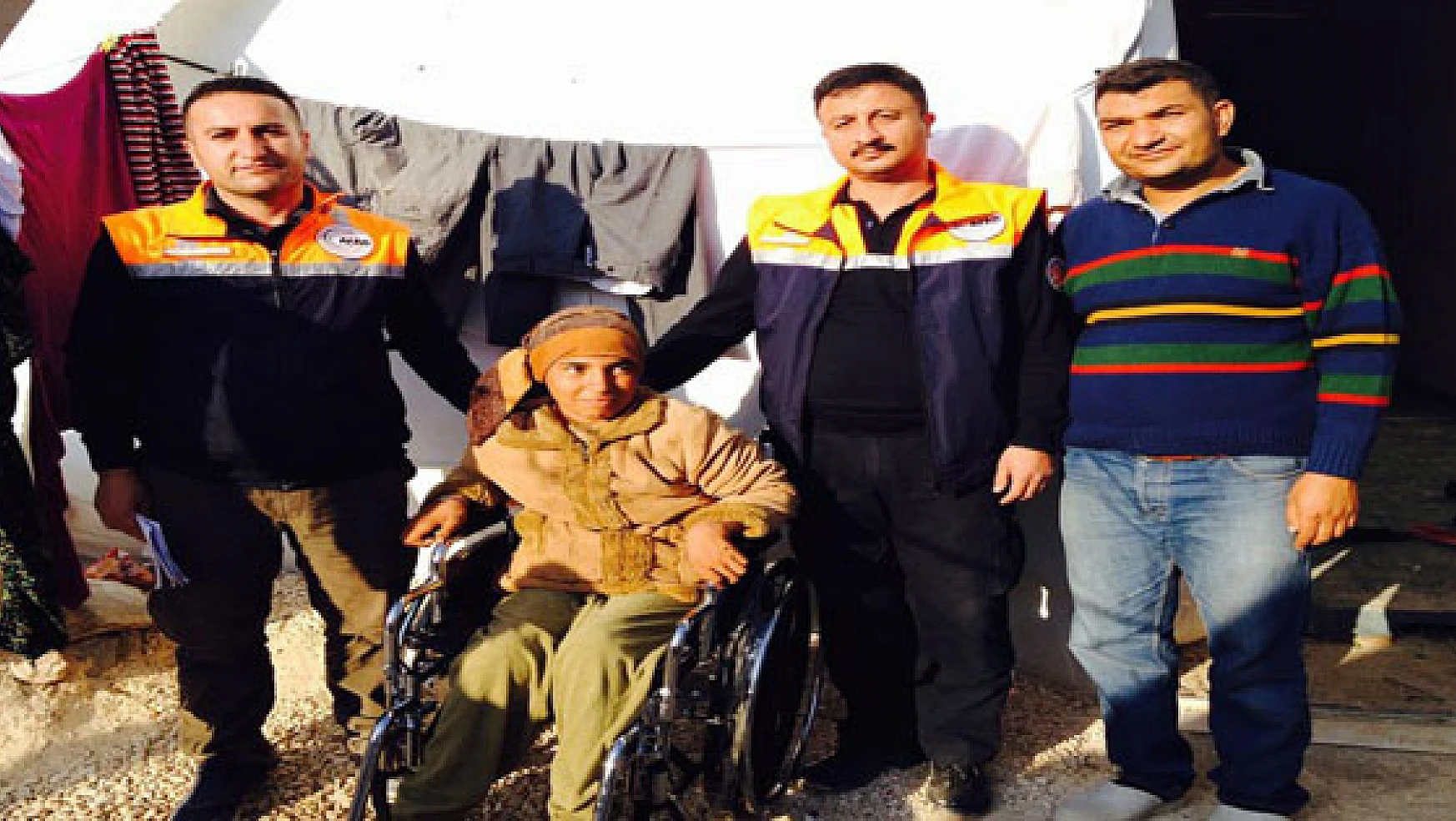 AFAD Ekibinden Suriyeli Engelliye Sandalye Verildi 