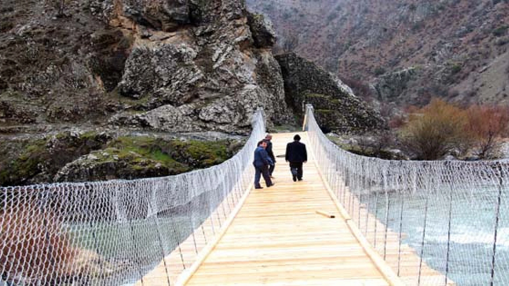 Çatak'da Asma Köprü Yeniden Yapıldı