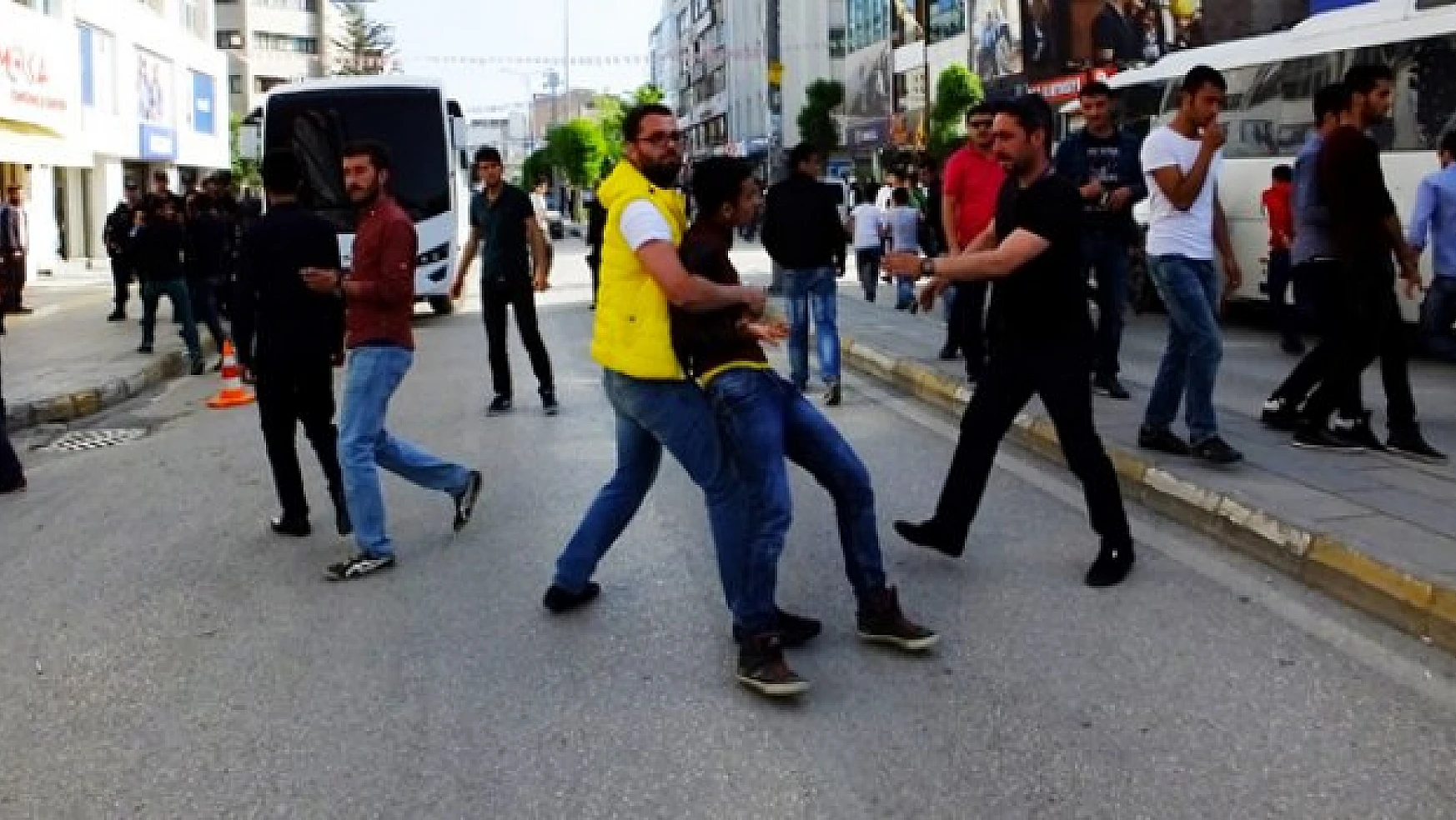 Davutoğlu'nun Van mitinginde 30 gözaltı