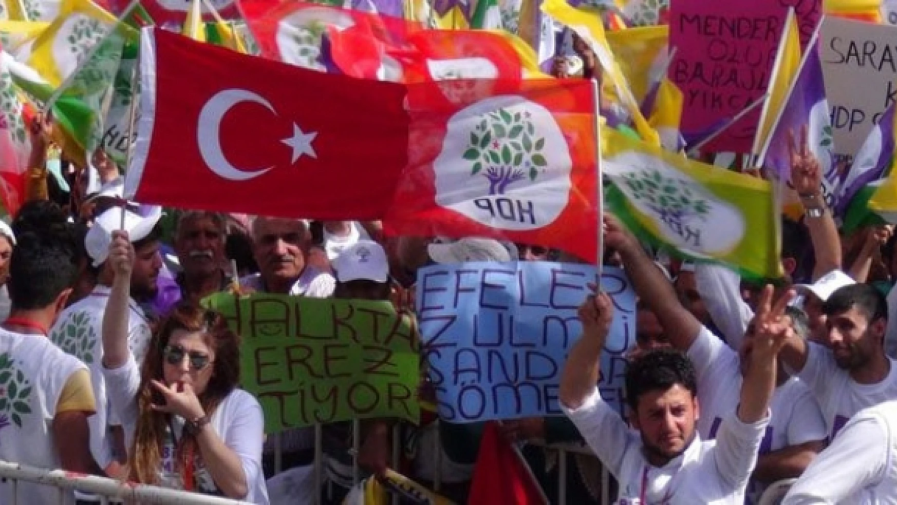 HDP Mitinglerinde Türk Bayrağı Normalleşmedir