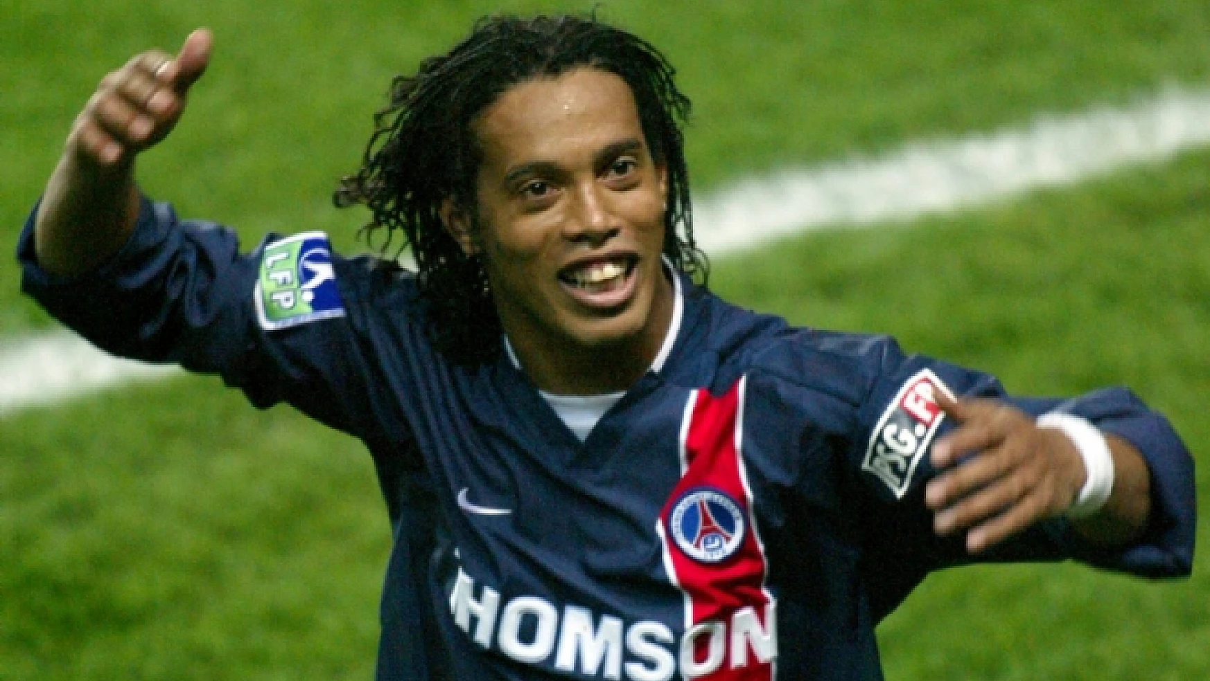 Futbol Cambazı Ronaldinho imza için geliyor