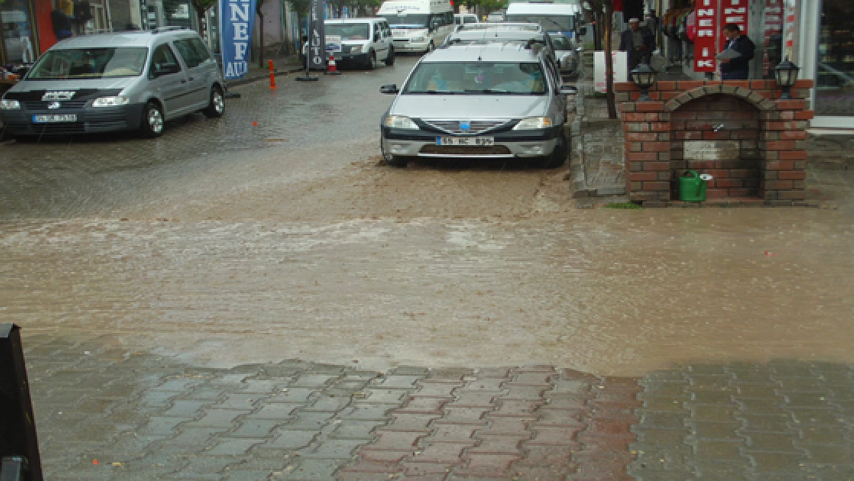 Özalp'ta Sağanak Yağmur Korkuya Neden Oldu