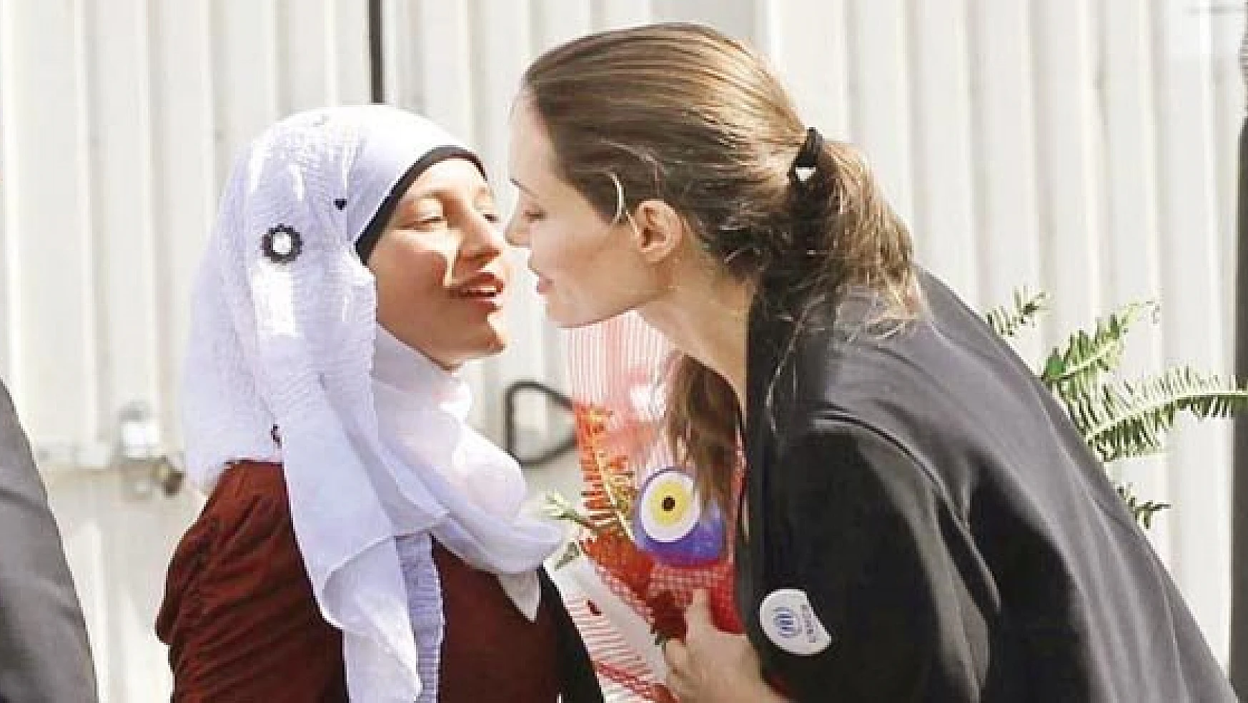 Angelina Jolie yarın Midyat'a gidiyor
