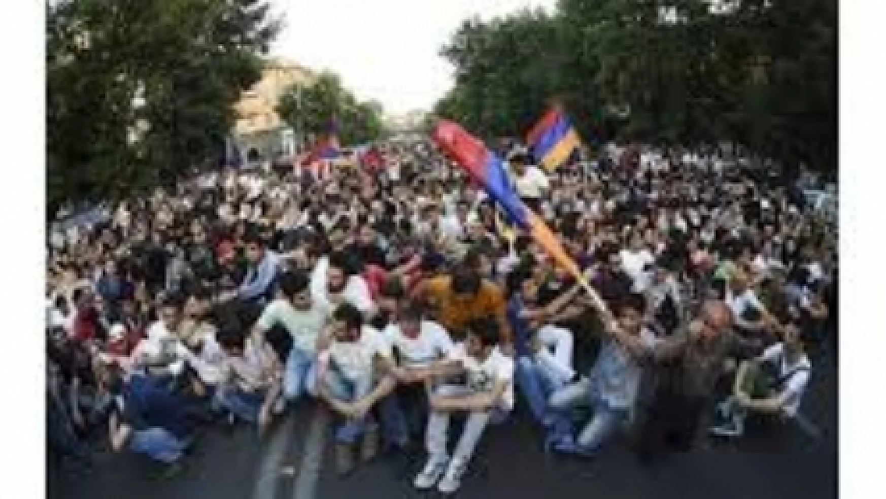 Ermenistan'da halk, sarayın kapısına dayandı