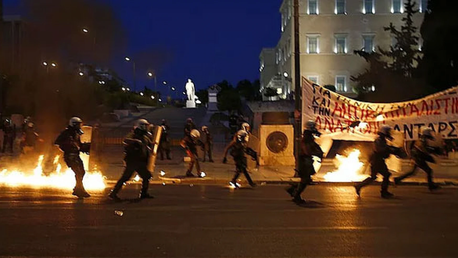 Yunanistanda pakete tepki gösterenlere polis saldırdı