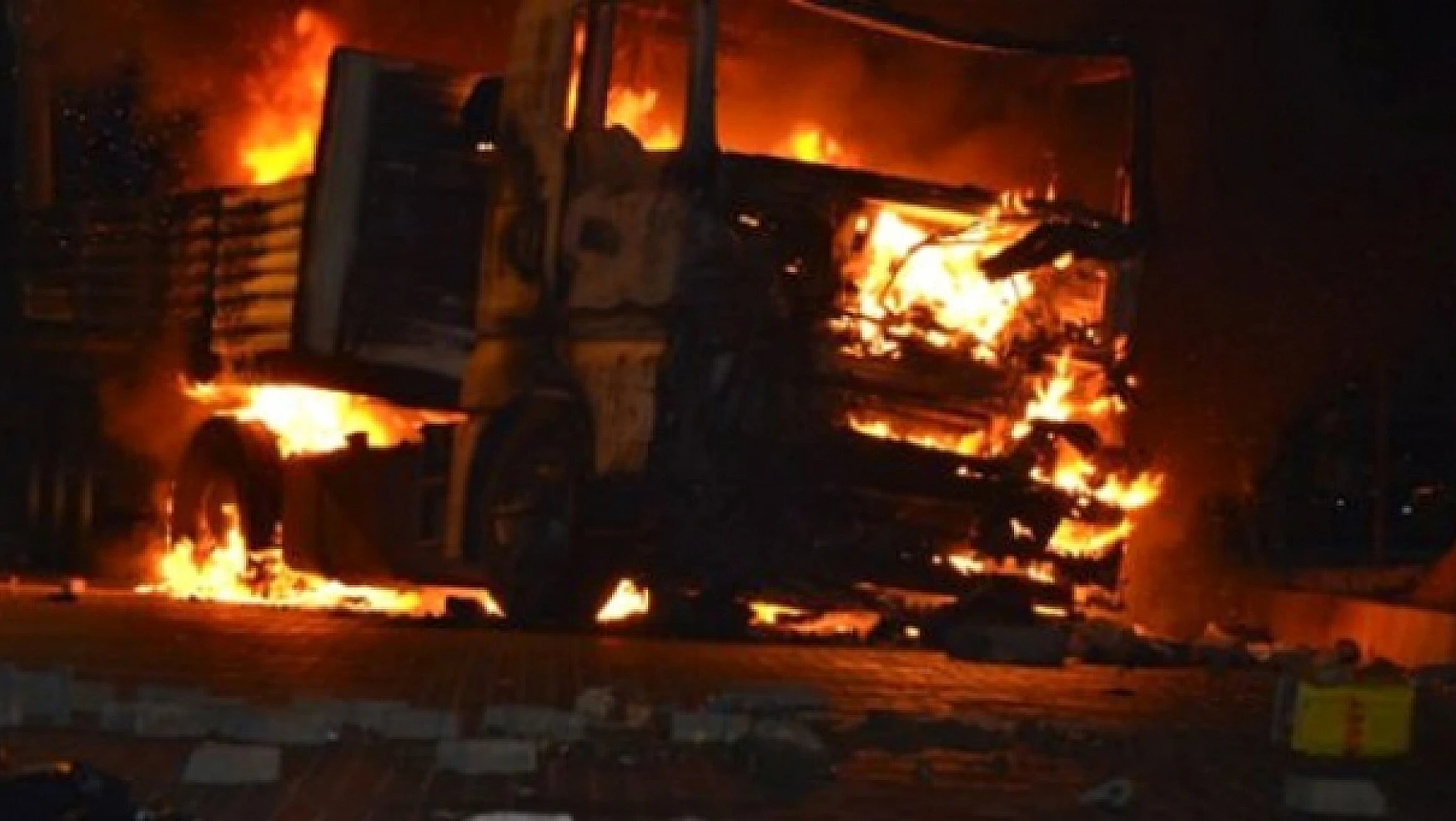 PKK yol kesip, araç yaktı